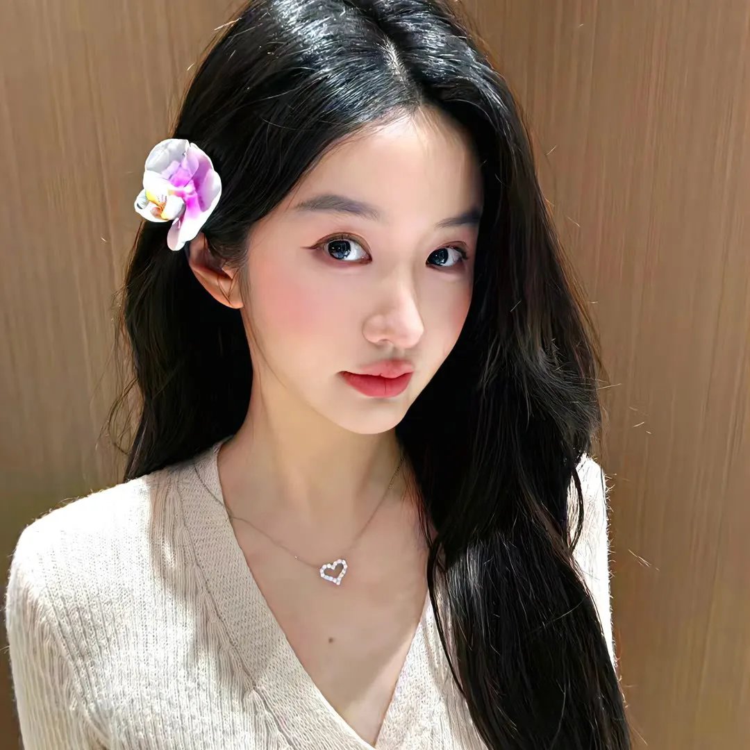 给小酒馆女子喝高杯酒
